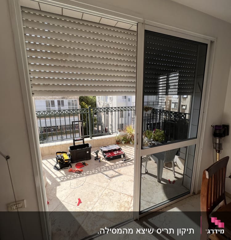 תריסים לבנים סגורים למחצה על חלון זכוכית במרפסת